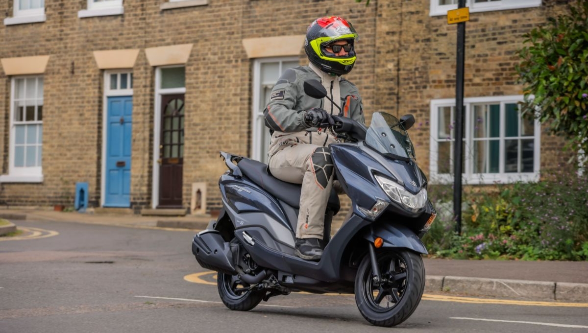 Suzuki Burgman Street 125: दमदार फीचर्स और ₹1.14 लाख कीमत में लग्जरी राइड