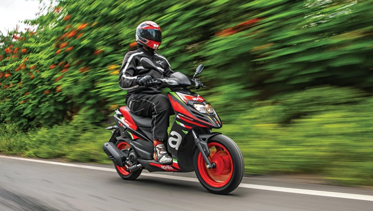 Aprilia SR 160: दमदार फीचर्स और पावरफुल परफॉर्मेंस वाला स्पोर्टी स्कूटर, कीमत लगभग ₹1.34 लाख