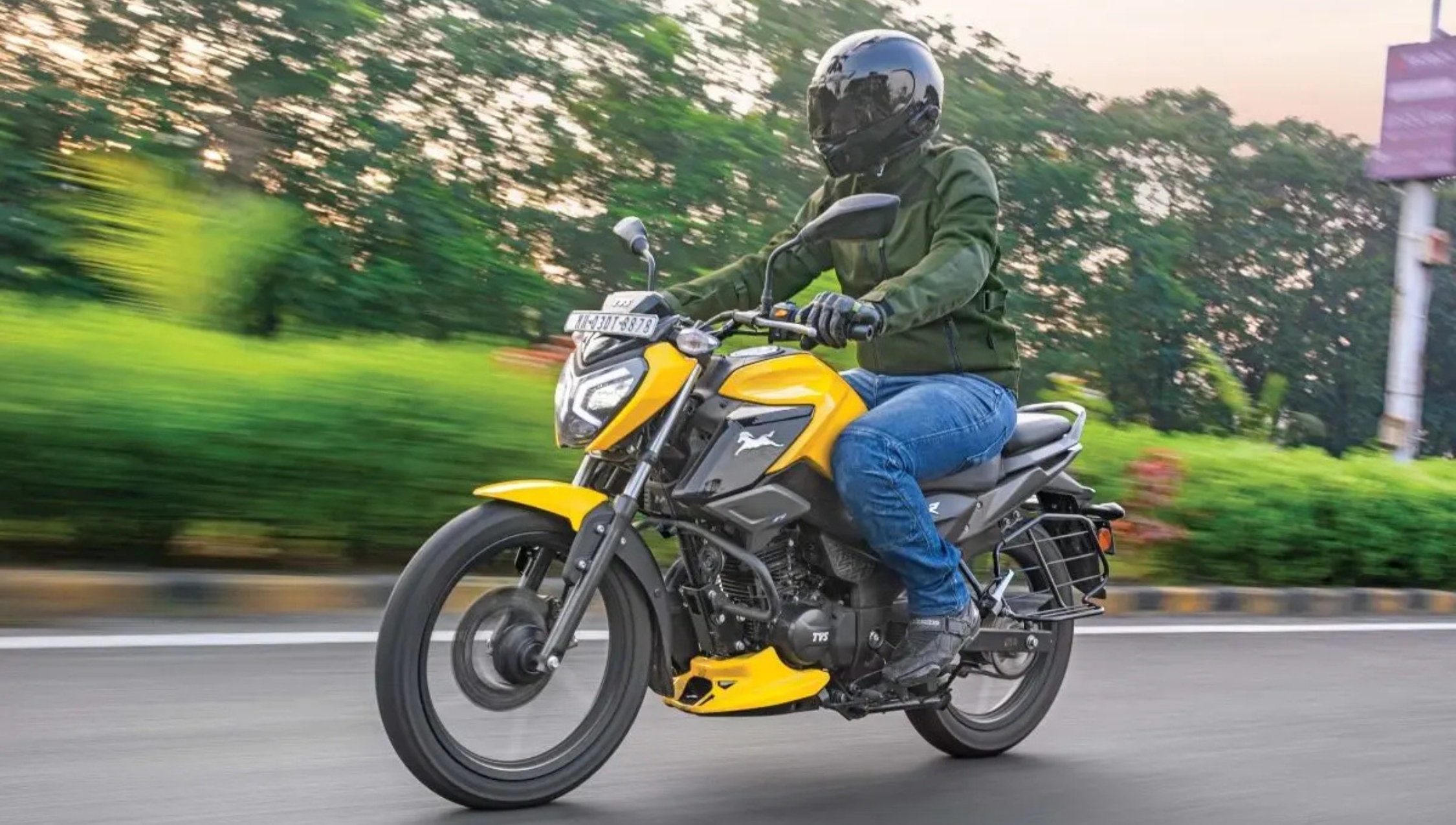 TVS Raider 125: दमदार फीचर्स, 99 kmph स्पीड और ₹95,219 की कीमत में